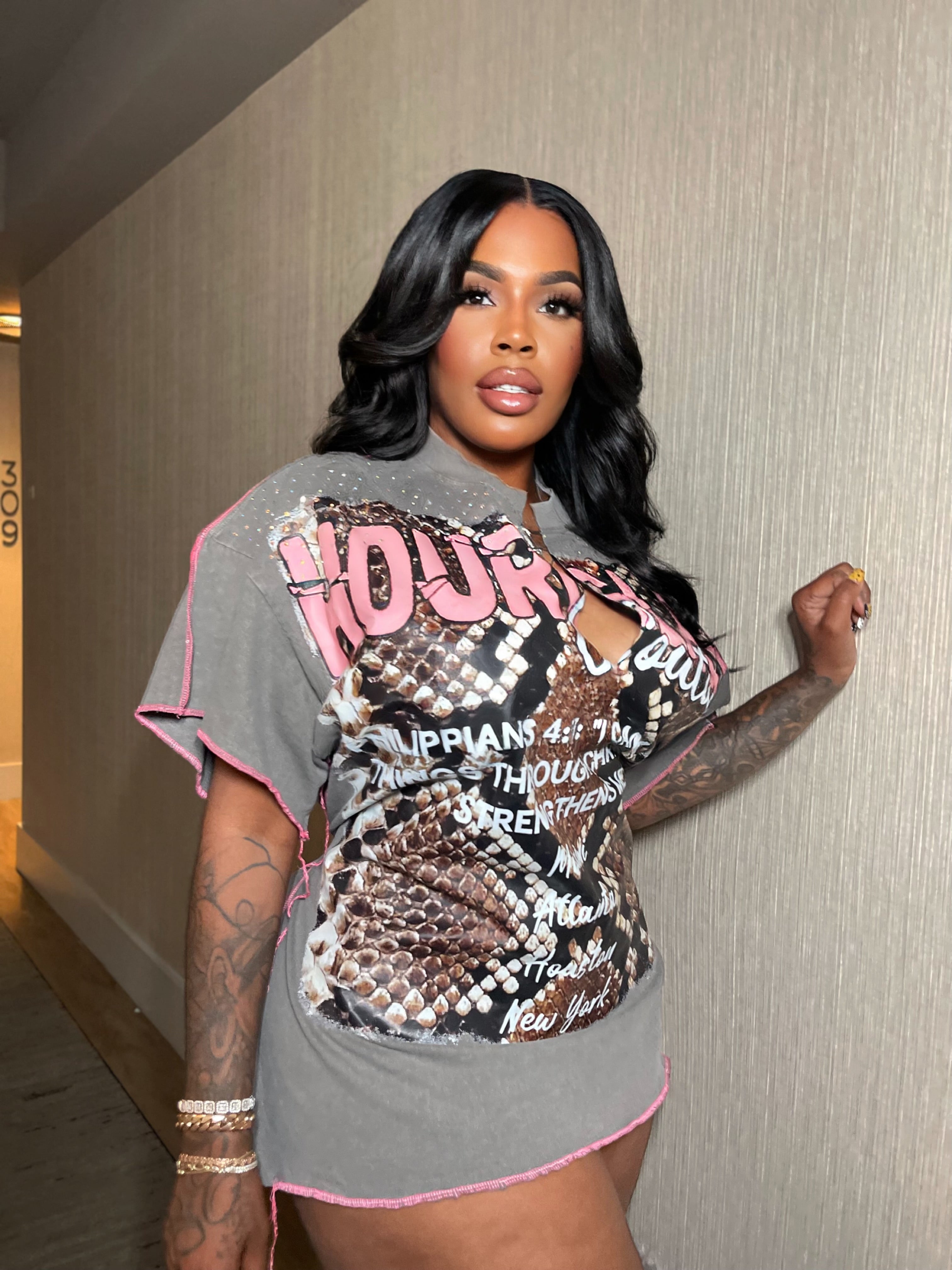 Exclusive hourglass oversized tee pink